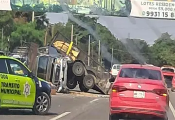 Camioneta choca y vuelca