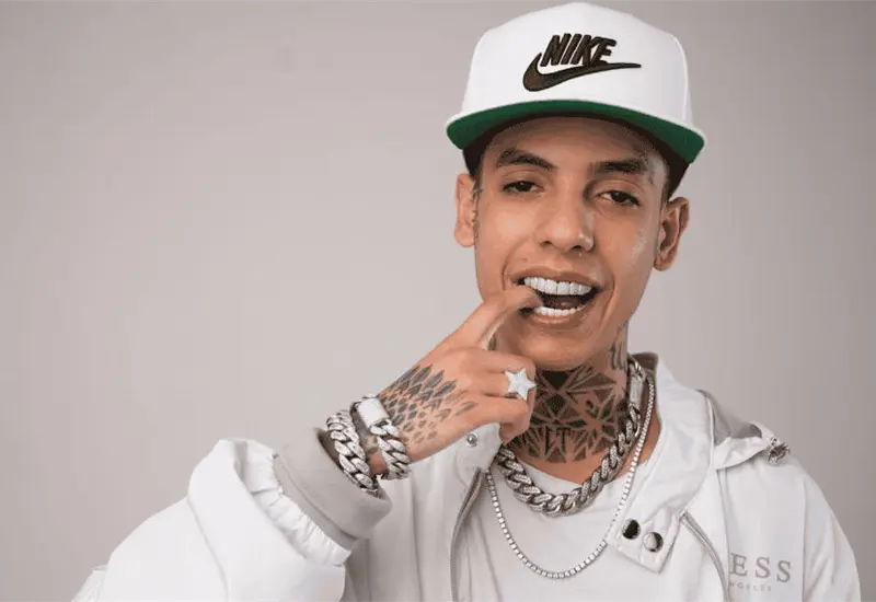 Natanael Cano celebr&oacute; una posada de lujo y sorprendi&oacute; con autos de regalo
