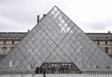 El Louvre reabre en medio de crisis y esc&aacute;ndalos