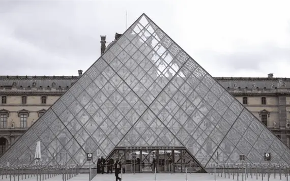 El Louvre reabre en medio de crisis y esc&aacute;ndalos