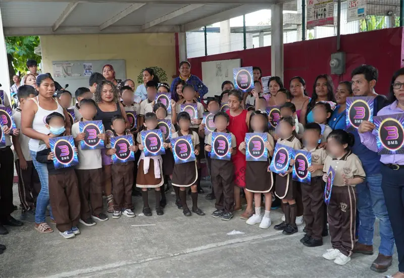 BMB entrega &uacute;tiles escolares a estudiantes de la Primaria Lic. Benito Ju&aacute;rez