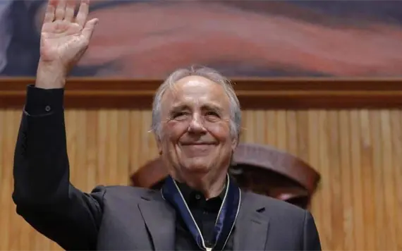Joan Manuel Serrat Recibe la Medalla de Oro en Barcelona