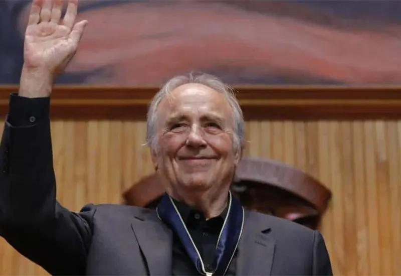 Joan Manuel Serrat Recibe la Medalla de Oro en Barcelona