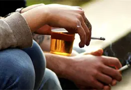 Consumo de drogas baja en menores de edad sube entre adultos