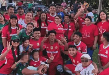 Bicampe&oacute;n festeja con sus paisanos