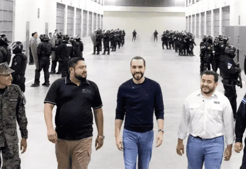 Bukele responde a Clinton por cr&iacute;ticas a la prisi&oacute;n Cecot en El Salvador