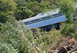 Descarrila tren suman 13 muertos