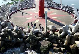 Estructuras desplazadas por la fuerza del mar en Coatzacoalcos tras el Frente Fr&iacute;o 25