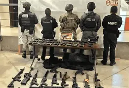 Autoridades aseguran armas en operativo en Tijuana