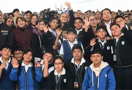 Entrega de pensiones y becas en gira de Claudia Sheinbaum