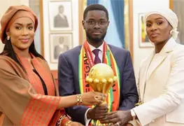 Presidente de Senegal celebra triunfo de la Copa Africana con sus dos esposas