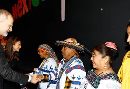 Reyes de Espa&ntilde;a con pueblos originarios en Fitur