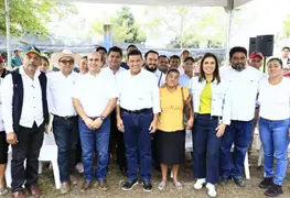 Javier May Rodr&iacute;guez dialoga con campesinos sobre Sembrando Vida