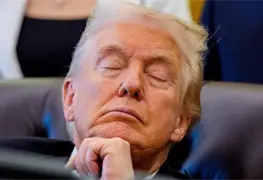 Donald Trump justifica estar con ojos cerrados en reuniones