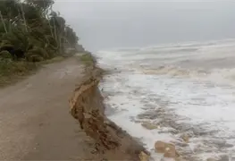 Est&aacute;n a punto de ser tragados por el mar