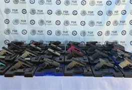 Dos personas detenidas junto con armas de fuego procesadas por la FGR
