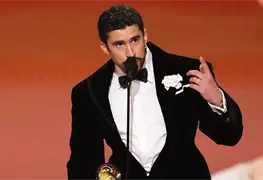 Bad Bunny premiado y con mensaje potente en los Grammy Latinos