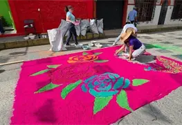 Coloridas Alfombras de Aserr&iacute;n en Tuxtla Chico Atraen a Multitudes