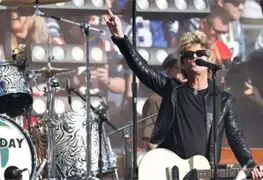 Green Day sorprende en el Super Bowl con medalla de la Virgen de Guadalupe