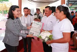 Yolanda Osuna promueve bienestar en Aztl&aacute;n con programas sociales