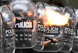 Manifestantes y polic&iacute;a chocan en protesta laboral en Argentina