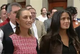 Salma Hayek celebra incentivos cinematogr&aacute;ficos con Claudia Sheinbaum