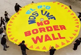 Activistas protestan contra muro fronterizo en ceremonia del abrazo