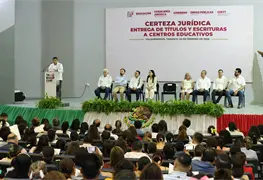 Escuelas de Tabasco reciben t&iacute;tulos y escrituras de manos de Javier May