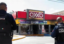 Empleados de Oxxo protegen tiendas en crisis