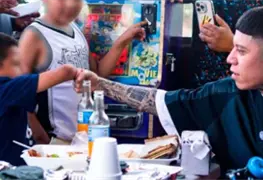Santa Fe Klan conmueve al donar pr&oacute;tesis de manos a ni&ntilde;o con discapacidad