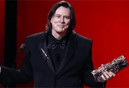 Actor Jim Carrey emociona al recibir el m&aacute;ximo reconocimiento del cine franc&eacute;s