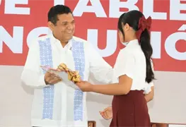 Javier May impulsa educaci&oacute;n con entrega de tabletas a estudiantes de secundaria en Tabasco