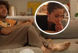 Selena G&oacute;mez besa el pie de Benny Blanco durante un podcast