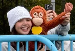 Lisa de Blackpink visita al mono Punch en zool&oacute;gico