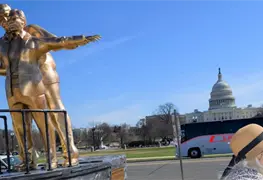 Arte pol&iacute;tico en Washington: escultura de Trump y Epstein