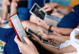 Gobierno eval&uacute;a restricciones para menores en redes sociales