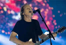 Stevie Young de AC/DC fue hospitalizado