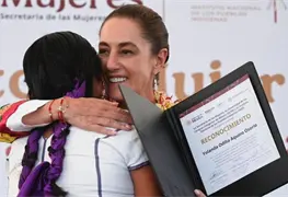 Claudia Sheinbaum reconoce labor de mujeres traductoras en presentaci&oacute;n de Cartilla de Derechos