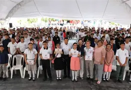 Madres y padres agradecen apoyo de Javier May con modernas tabletas