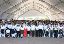 Gobernador Javier May entrega tabletas a estudiantes de secundaria en Centla