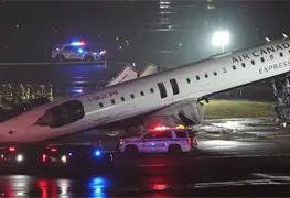 Avi&oacute;n de Air Canada choca con cami&oacute;n de bomberos