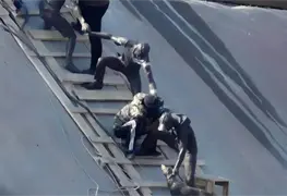 Inauguran escultura en Almaty por rescate solidario en Kazajist&aacute;n