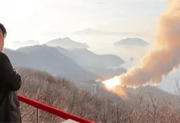 Kim Jong-Un supervisa prueba de motor de misil capaz de llegar a EU
