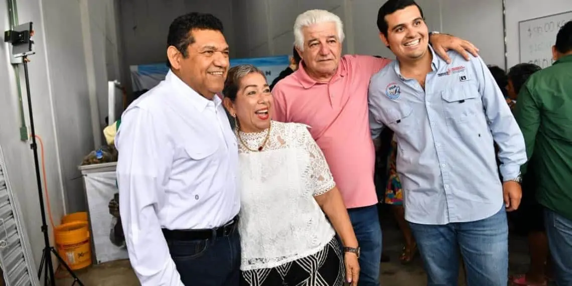 Clientes eligen productos frescos de Pescando Vida en Villahermosa