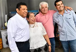 Clientes eligen productos frescos de Pescando Vida en Villahermosa
