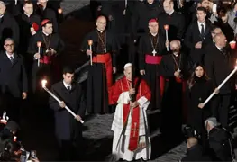 Papa Le&oacute;n XIV carga la Cruz en el Coliseo durante el V&iacute;a Crucis