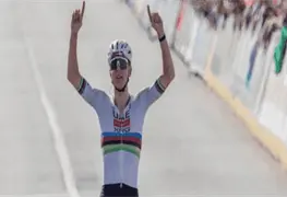 Tadej Pogacar gana en solitario su tercer Tour de Flandes