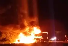 Accidente con cami&oacute;n cisterna desata incendio en Fort Worth