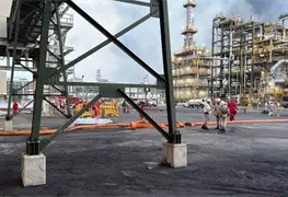 Controlan incendio en Refiner&iacute;a Olmeca