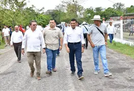 Javier May visita Calicanto en Jalapa y lidera reparaci&oacute;n del camino